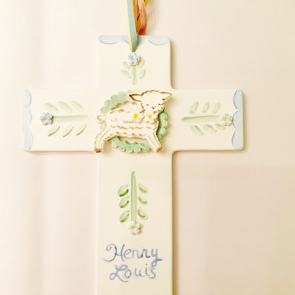 Couronne de croix en céramique avec agneau, croix de berceau, cadeau de baptême en céramique, cadeau de baptême