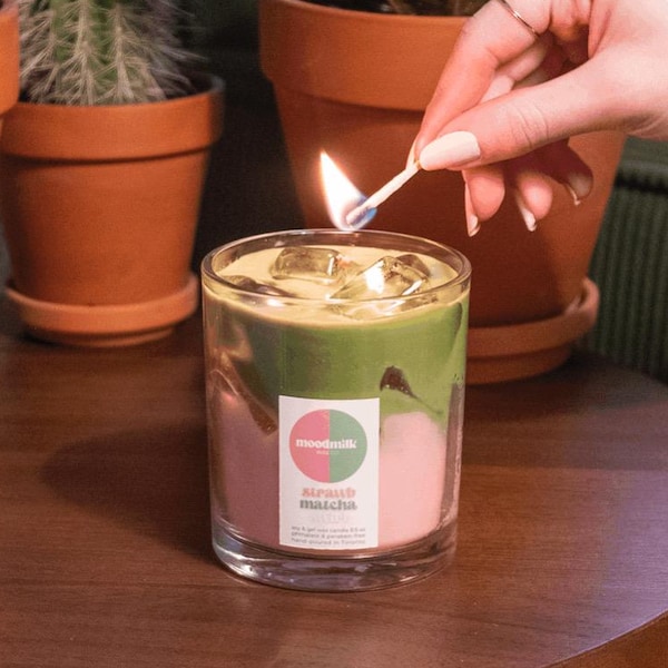 Latte helado de matcha con fresa / Vela de latte de regalo / Cera de soja vegana no tóxica