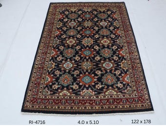 Könnte beinhalten: Rechteckiger Teppich mit dunkelblauem Hintergrund und sich wiederholendem Blumenmuster in Orange, Türkis und Creme. Der Teppich misst 122 x 178 cm und hat einen detaillierten Rand in Rot und Creme. Der Text "RI-4716" ist sichtbar.