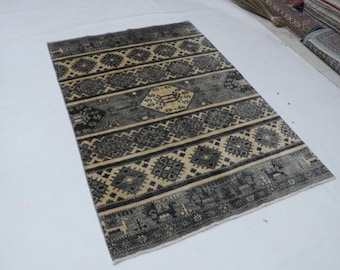 Hand-knotted Super Kazak Cotton and Wool Rug, Geomatrical in Gray base and Gray border, 4.1 X 5.11 ft