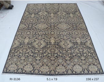 Puede incluir: Una alfombra rectangular con un patrón intrincado en tonos grises, beige y azul oscuro. El diseño presenta elementos florales y geométricos. Mide 156 x 237 cm, aproximadamente 5,1 x 7,9 pies. El texto "RI-3136" es visible.