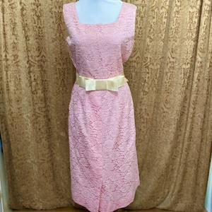 Vestido de cóctel de encaje rosa de los años 50