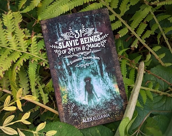 Könnte beinhalten: Ein Buch mit dem Titel "31 Slavic Beings of Myth & Magic: An Illustrated Folklore Book" von Alex Kujawa. Das Cover zeigt eine dunkle Waldszene mit einer schattenhaften Gestalt in der Mitte.