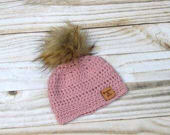Gorro de crochet rosa para niña con pompón de piel sintética