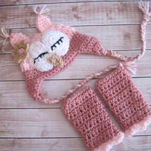 Set gehaakte babyuilmuts en beenwarmers: roze fotorekwisiet