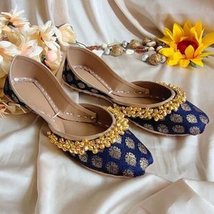 Blue mojari jutti hot sale