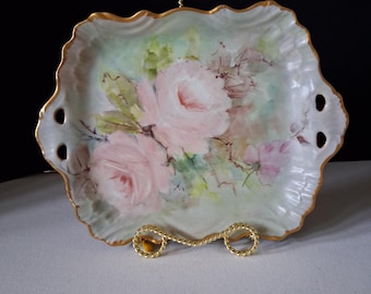 Vintage porseleinen dienblad art nouveau. handgeschilderd bloemdessin met zachtroze rozen en geschulpte gouden rand. 1984.