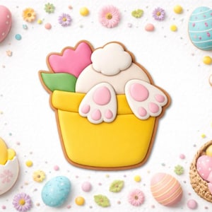 Może przedstawiać: Aranżacja w tematyce wielkanocnej z ozdobionymi jajkami, królikiem i pisklęciem. Żółty garnek z tyłkiem i łapkami królika jest centralnym elementem. Pastelowe kolory i kwiatowe akcenty tworzą świąteczną, wiosenną atmosferę.