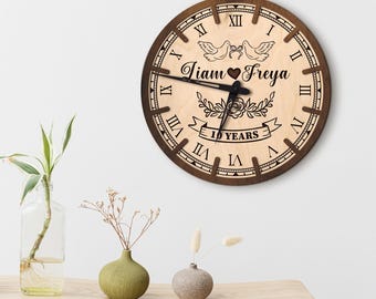 Horloge en bois personnalisée, horloge d'anniversaire de mariage, nouvelle horloge de nom de famille, horloge de 1er anniversaire, horloge d'anniversaire de 10 ans, cadeau d'anniversaire de 10 ans