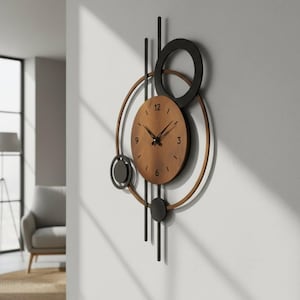 Puede incluir: Un reloj de pared con una esfera circular de tono cobre con números y manecillas negras, rodeado por un gran anillo de cobre, varillas metálicas verticales negras y dos pequeños acentos circulares negros situados en la parte superior e inferior izquierda.