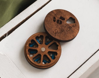 Pastillero de madera personalizado, pastillero grabado personalizado, organizador de medicamentos, pastillero de viaje, caja de almacenamiento de suplementos diarios, contenedor de pastillas