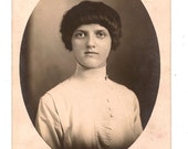 RPPC joven con peinado interesante