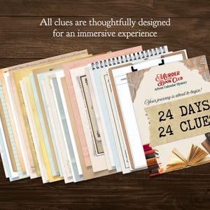 Puede incluir: Un juego de misterio de calendario de adviento de 24 d&iacute;as llamado "Asesinato en el Club del Libro". El calendario presenta 24 sobres con pistas en su interior, y el texto "&iexcl;Tu viaje est&aacute; a punto de comenzar! 24 d&iacute;as 24 pistas" est&aacute; impreso en una etiqueta blanca.