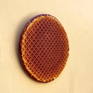 Väggbonad med stroopwafel i keramik | Väggdekoration med holländsk kaka | Unik handgjord heminredning