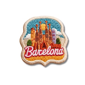 Puede incluir: Un parche bordado que muestra la Sagrada Familia de Barcelona, España. El diseño incluye un cielo azul, un sol amarillo y la palabra Barcelona en letra cursiva blanca sobre una base amarilla, todo bordeado por un contorno de color crema.