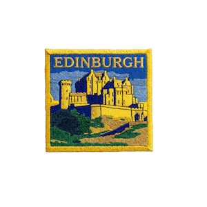 Könnte beinhalten: Ein quadratischer gestickter Aufnäher mit einer gelben Burg vor blauem Himmel und dem Wort EDINBURGH in gelben Großbuchstaben oben. Das Design umfasst grünes Blattwerk an der Basis und einen gelben Rand um den gesamten quadratischen Aufnäher.