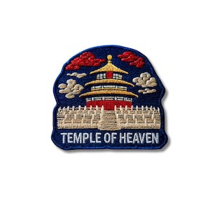Può includere: Una toppa ricamata blu che raffigura il Tempio del Cielo con un tetto dorato, una struttura rossa e balaustre in pietra beige. Il design include nuvole rosse e beige su sfondo blu scuro, con la scritta bianca TEMPLE OF HEAVEN.