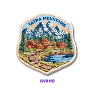 Pode incluir: Patch bordado com uma paisagem de montanha e o texto "TATRA MOUNTAINS". O patch retrata montanhas cobertas de neve, cabanas, um lago e um caminho de madeira. A palavra "BYAMO" é impressa em roxo na parte inferior.