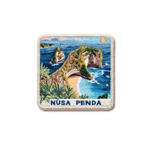 Puede incluir: Un parche bordado cuadrado que muestra un paisaje costero de Nusa Penida con un acantilado rocoso, olas azules, una playa de arena y palmeras verdes. El texto NUSA PENDA está bordado en azul en la parte inferior sobre un fondo beige claro.