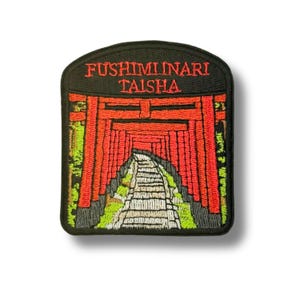 Peut inclure: Écusson brodé représentant le sanctuaire Fushimi Inari Taisha à Kyoto, au Japon. L'écusson montre une série de portes torii rouges, avec le texte "FUSHIMI INARI TAISHA" en lettres rouges sur fond noir.