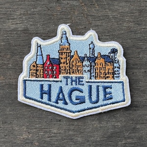 Puede incluir: Un letrero de madera rústica con la frase "Welcome to our home" en letras blancas. El letrero presenta un acabado envejecido y un diseño sencillo y acogedor.