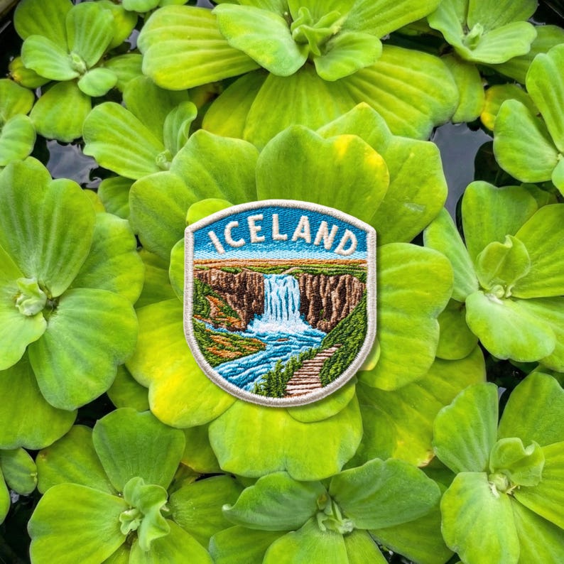 Parche bordado de cascada de Islandia – Aplique de recuerdo de viaje imagen 2