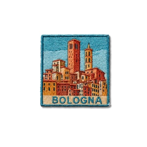 Può includere: Una toppa ricamata quadrata che raffigura un dettagliato paesaggio urbano di Bologna, Italia, con edifici color terracotta e due torri prominenti su un cielo blu. La parola BOLOGNA è ricamata in lettere maiuscole blu nella parte inferiore.