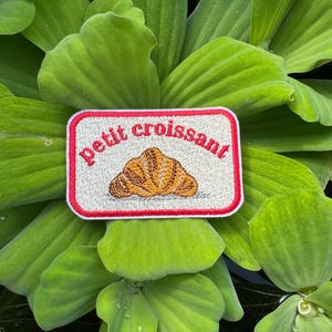 Petit Croissant Aufnäher - Süßes französisches Essen zum Aufbügeln für Jacke, Tasche, Schürze, ästhetisches Paris Geschenk für Croissant-Liebhaber