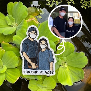 Könnte beinhalten: Ein gestickter Aufnäher mit einem Paar, das Masken trägt, mit den Namen "vincent rose" darunter. Der Aufnäher ist von grünen Wasserpflanzen umgeben, mit einem Foto des Paares in einem kreisförmigen Rahmen.
