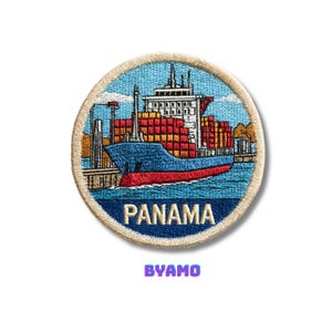 Puede incluir: Parche bordado con un barco de carga azul navegando sobre agua azul, con un fondo de cielo azul. El parche tiene la palabra "PANAMÁ" en blanco y la palabra "BYAMO" en morado.