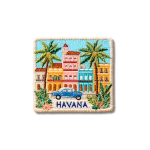 Könnte beinhalten: Ein quadratischer Stickaufnäher mit einer farbenfrohen Szene aus Havanna, einem blauen Oldtimer im Vordergrund, Palmen auf beiden Seiten und bunten Gebäuden im Hintergrund. Das Wort HAVANA ist unten in blauer Schrift eingestickt.