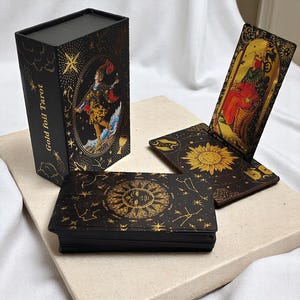 Jeu de cartes de tarot en feuille d'or - 78 cartes PET étanches, système d'attente traditionnel, coffret cadeau de luxe avec support en bois, jeu de divination
