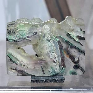 美しい模様のクリソコラ紙吹雪、浮遊するネイティブカッパー || サイズ：26x19x4.2 mm。