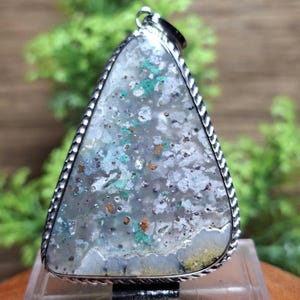 PENDANT - Chrysocolla Confetti Floating Drizzle Copper || Size : 40x31x5,9 mm || Pendant Stainless steel.