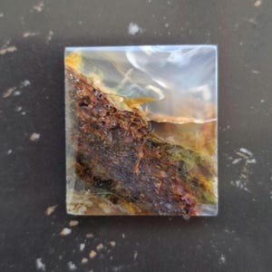 カルセドニー中のプルームアゲート || サイズ: 28x25x4.6 mm || クリスタルヒーリング。