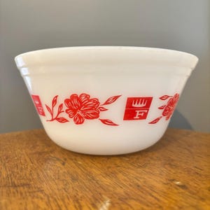 Vintage 1950’s Federal Glass Frigidaire Promotional Nesting Bowl. No Chips or Cracks in the Bowl. Measures7” in Diameter & 3.5” Tall