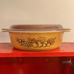Vintage Pyrex 045 2.5QT Oval Oven Dish in the Classic Old Orchard Pattern, Shiny Milk Glass Made in the USA, no Chips or Cracks in the Glass
