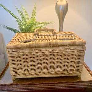 Vintage Weidenkorb mit Metall Riemenhalter & Metall Schiebeverschluss. Maße: 16,5 x 30 x 16 cm. Perfekt für Weihnachtskarten!