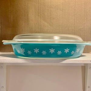 Vintage Pyrex 1.5 Quart Oval Turquoise Snowflake Pattern Ovenware Dish w/Lid. The Dish is Beautiful!