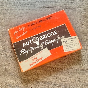 Jeu AutoBridge vintage dans sa boîte d'origine avec de nombreuses mains de jeu, y compris des instructions. Jouez avec vous-même. Entraînez-vous au bridge. Carte Requin
