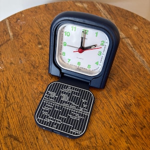 Horloge de voyage à piles pop-up Eaton vintage. Bleu marine, nécessite 1 pile AA.
