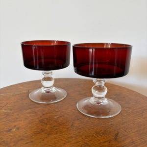 Paar Vintage Französisch Arcoroc Ruby Red Champagne Glass / Sorbet Bowl. 6 Unzen, 1970er Jahre. Misst 3,2 &quot;x 3,25&quot; wunderschönen Stiele. Keine Chips / Risse