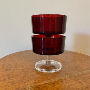 Vintage französische Arcoroc Ruby Red Champagner Glas / Sorbetschale Verkauft in Zweiersets. 6 Unzen, 1970er Jahre. 8,1 x 8,1 cm.Keine Chips oder Risse!