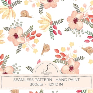 Può includere: Un motivo senza cuciture con illustrazioni ad acquerello di fiori rosa chiaro, fiori gialli, bacche rosse, fogliame verde e lumache marroni su sfondo bianco. Il testo recita SARA SIRONI DESIGN, SEAMLESS PATTERN - HAND PAINT, 300dpi - 30,48X30,48 CM.