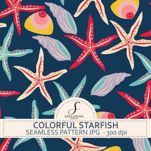 Può includere: Un motivo senza cuciture con stelle marine e conchiglie colorate in tonalità di rosso, blu, giallo e viola su uno sfondo blu scuro. Il design include il testo "COLORFUL STARFISH SEAMLESS PATTERN JPG - 300 dpi".