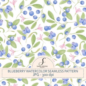 Può includere: Un motivo continuo con illustrazioni ad acquerello di mirtilli blu, foglie verdi e piccoli fiori rosa su sfondo bianco. Sono sovrapposti un logo circolare con il testo SARA SIRONI DESIGN e un riquadro con BLUEBERRY WATERCOLOR SEAMLESS PATTERN JPG - 300 dpi.