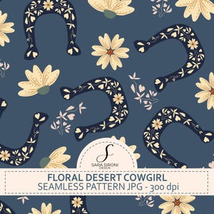 Può includere: Un motivo senza cuciture con ferri di cavallo blu scuro decorati con motivi floreali color crema, intervallati da fiori giallo chiaro su uno sfondo blu scuro. Il testo recita SARA SIRONI DESIGN FLORAL DESERT COWGIRL SEAMLESS PATTERN JPG - 300 dpi.