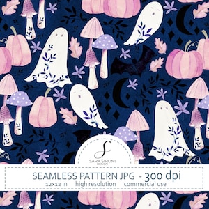 Può includere: Un motivo digitale senza cuciture con fantasmi bianchi, zucche rosa chiaro, funghi viola e bianchi, lune crescenti nere e foglie scure su sfondo blu navy. L'immagine include il logo di Sara Sironi Design e del testo.