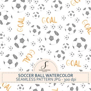 Può includere: Motivo senza cuciture di palloni da calcio ad acquerello su sfondo bianco. Il design presenta palloni da calcio grigi e bianchi di varie dimensioni, con la parola "GOAL" in oro. Il testo "SOCCER BALL WATERCOLOR SEAMLESS PATTERN JPG - 300 dpi" è incluso.