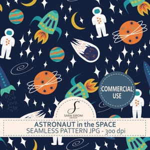 Può includere: Motivo senza cuciture con astronauti, razzi, pianeti, stelle e una cometa su sfondo blu scuro. Il design include il testo "ASTRONAUT in the SPACE SEAMLESS PATTERN JPG - 300 dpi" e un badge "USO COMMERCIALE".